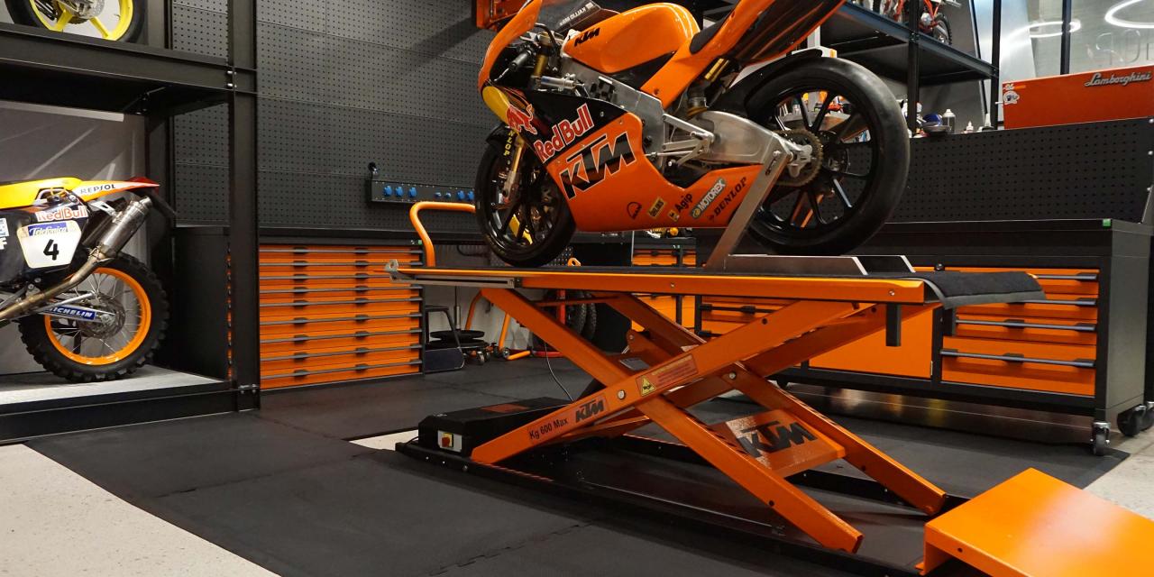 KTM-Motohall und Ergonomiematten